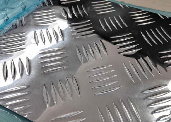 La Chine Feuille en aluminium 3003 de finition lumineuse brillante plat en aluminium de bande de roulement de 5 barres fournisseur