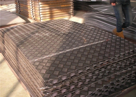 La Chine preuve humide de plat de bande de roulement de barre de 3003 3105 5052 d'aluminium de contrôleur plats/aluminium 5 fournisseur