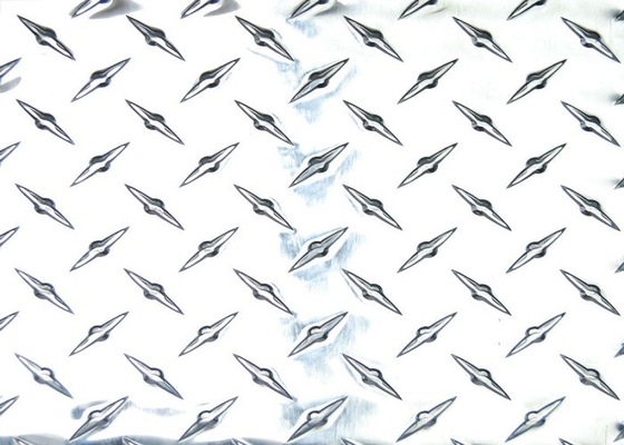 Chine L'aluminium de plat de diamant couvre 4x8, plat adapté aux besoins du client de l'aluminium 1050 pour le plancher fournisseur