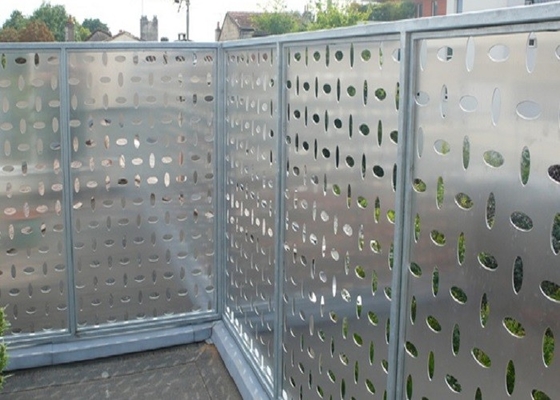 La Chine 3003 H24 ont perforé la feuille en aluminium du plat 6061 en aluminium pour allumer la barrière décorative fournisseur