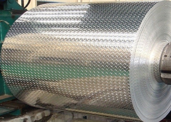 La Chine Non la bande de roulement en métal de glissement plaquent 5052 3003 5 barres a gravé la bobine en refief en aluminium de feuille fournisseur